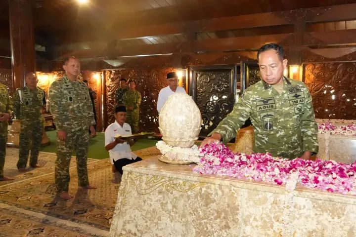 Pangdam IV/Diponegoro Dampingi Panglima TNI Ziarah ke Makam Jenderal Besar TNI (Purn) Soeharto di Giri Bangun