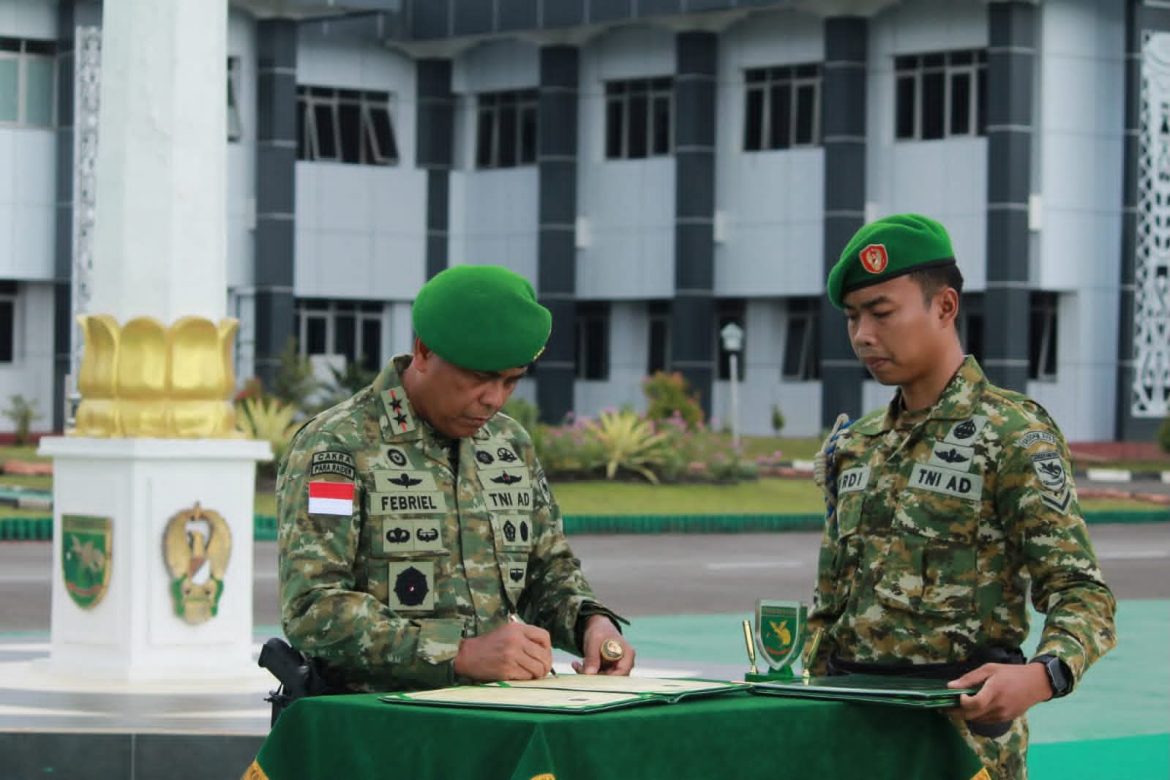 Upacara Alih Komando Dan Pengendalian Yonif Tp 815/wgt